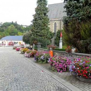 11. Idem, avec le trottoir du recueillement: monument de Houffalize Remember et bordure de l'ancien cimetiere.