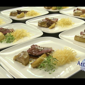 Magret et foie gras de canard poele, pommes caramelisees, sauce Val Dieu 