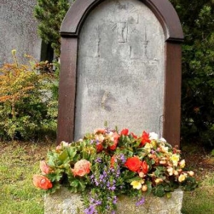 la pierre tombale du pretre Wilmotte (mort en 1854), fondateur, par le leg de toute sa fortune, fruits de ses economies, d'un hospice pour vieillards  en son endroit natal -318-