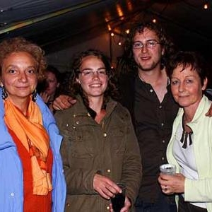 Les organisateurs communaux : Dorina (service culturel), Johanne (service jeunesse), Benjamin (Etudiant), Brigitte (Echevine de la culture) Les organisateurs communaux : Dorina (service culturel), Johanne (service jeunesse), Benjamin (Etudiant), Brigitte (Echevine de la culture)