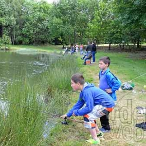 peche en famille sur etang-5149