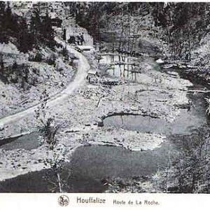 Le trous de bombe dans le lit majeur de l'Ourthe (route de La Roche, tournant avant les "Ets Dislaire")