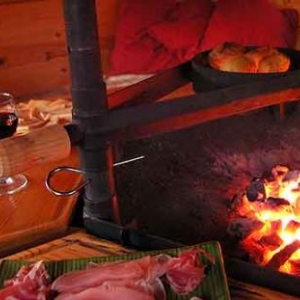 Un chalet de bois au fond du jardin