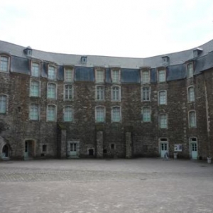 Boulogne sur mer : la cour interieure du chateau - musee Boulogne sur mer : la cour interieure du chateau - musee