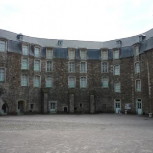 Boulogne sur mer : la cour interieure du chateau - musee