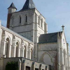 Ardres : eglise gothique ( 1503 ) abritant la statue de ND de la Grace. Ardres : eglise gothique ( 1503 ) abritant la statue de ND de la Grace.