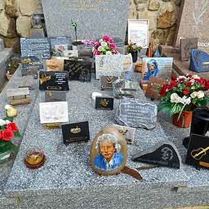 24: tombe Jean Ferrat