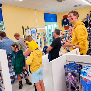 - Les produits Pokémon × ESA restent disponibles à l’Astronaut Shop après le week-end de lancement, avec des réassorts prévus pendant l’exposition.