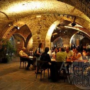 Le restaurant, le chalet suisse de Sart-lez-Spa dans les caves de l'abbaye de Stavelot