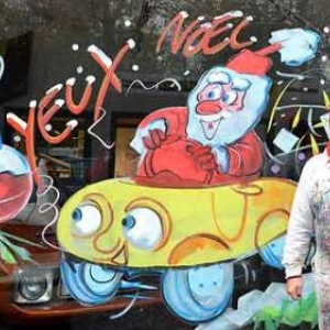 Jean-Marie Lesage et une vitrine de Noel - photo 4731 Jean-Marie Lesage et une vitrine de Noel - photo 4731