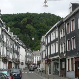 Un quartier du haut de ville, rescape des bombardements de decembre 1944