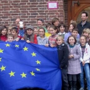 Photo souvenir avec le drapeau europeen Photo souvenir avec le drapeau europeen