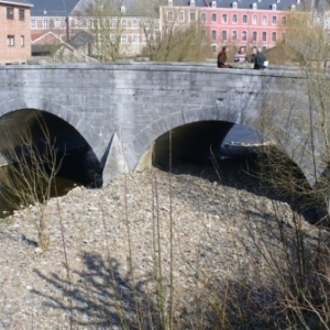 Degagement des sediments obstruant les arches gauches du vieux pont de Stavelot, et placements d' epis en amont pour recentrer le courant de l' Ambleve, qui achevera le travail et maintiendra ces arches bien degagees, chose bien necessaire lors de crues (