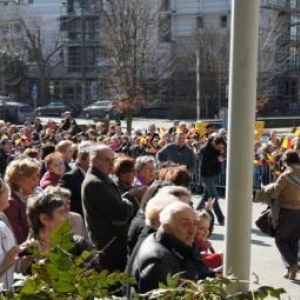 36. Les eleves et habitants attendent la sortie de la Princesse 36. Les eleves et habitants attendent la sortie de la Princesse