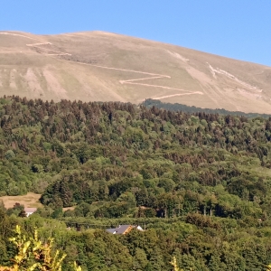 Le magnifique lac de Laffrey sur fond montagneux alpin Le magnifique lac de Laffrey sur fond montagneux alpin