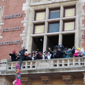 Devant l'hotel de ville dans l'attente du lancer de harengs Devant l'hotel de ville dans l'attente du lancer de harengs
