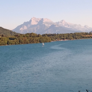 Le magnifique lac de Laffrey sur fond montagneux alpin