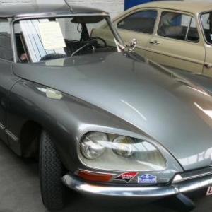 Une Citroen DS exposee en interieur