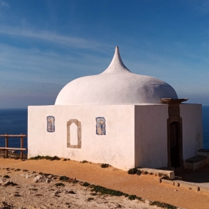 La petite chapelle avec son toit de style mauresque ( Photo F. DETRY )