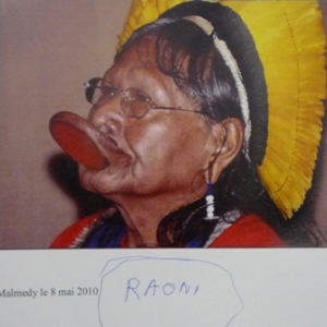 Raoni, son eternel labret et sa dedicace