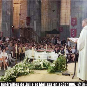 Lors des funérailles de Julie et Mélissa