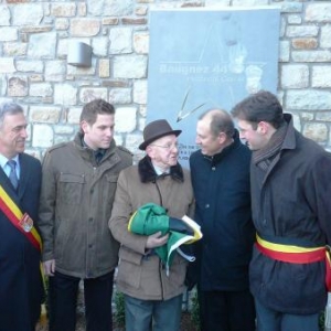 Le Gouverneur, le Bourgmestre, Ms Steffens pere et fils entourant l'ancien GI