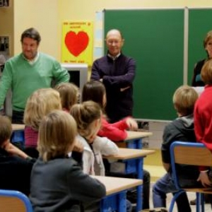 "Tintin", Direction et Autorite communale devant la classe