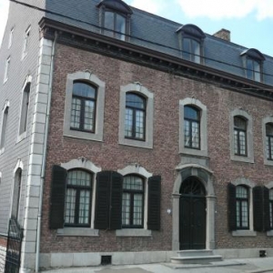 Une des plus belles maisons d Olne  ( XVIe siecle ? ). Elle appartient depuis 1882 a la famille de l actuelle proprietaire, Madame Coeme. 
