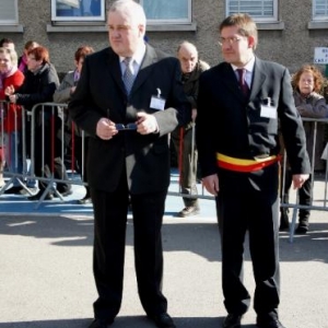 7. Le Bourgmestre et le Directeur attendent leur Invitee 7. Le Bourgmestre et le Directeur attendent leur Invitee