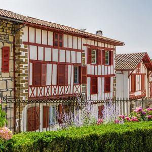 3 Les villages aux coquettes maisons en blanc-rouge-vert.  ( Kevin Eaves )