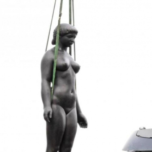 Mise en place de la Naïade de Georges Grard  ( photo : F. Detry )