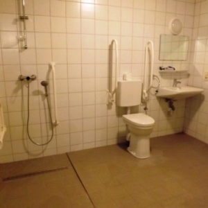 La salle de bain au rez-de-chaussee