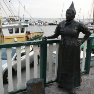 Volendam : une autochtone peu communicative en costume traditionnel Volendam : une autochtone peu communicative en costume traditionnel