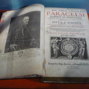 " Opera omnia " ( = les oeuvres du medecin maudit ( Paracelse )