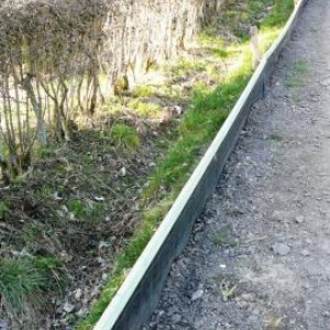 La bache de retenue en bordure de route