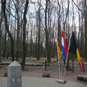 La borne 193  marquee des trois lettres B (Belgique) D (Allemagne) Nl  (Pays Bas) et completee par trois drapeaux