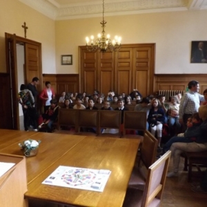 Les eleves reunis a l'hotel de ville