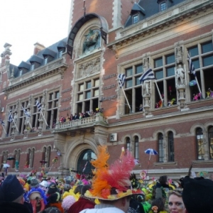 Devant l'hotel de ville dans l'attente du lancer de harengs Devant l'hotel de ville dans l'attente du lancer de harengs
