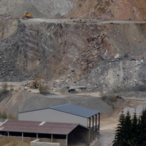 Un pan rocheux explose Un pan rocheux explose