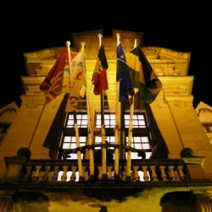 La facade de l'Hotel de Ville arborant ses drapeaux