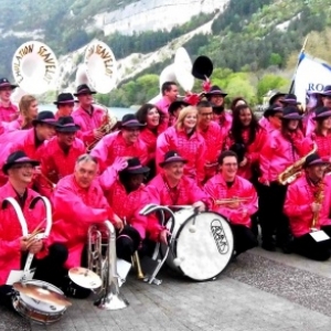 Parade de l' "Emulation" en bord du lac de Nantua ( Photo de F. Detry )