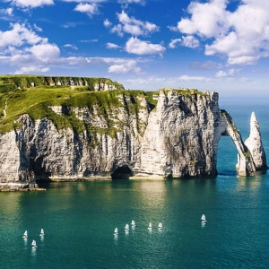 5)  Les falaises d’Étretat et la côte d’Albâtre, icônes normandes