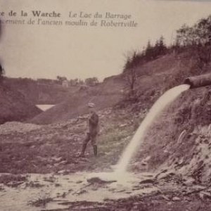 C'est ici que se situait le vieux moulin. Il ne subsiste qu'un tas de pierres.