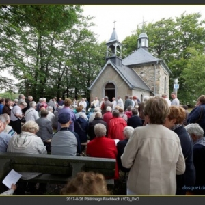 L'office devant la chapelle Fischbach  ( photo : Denis Dosquet )