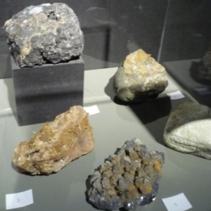 Les mines : echantillons de soufre, galene, marcasite, calamine
