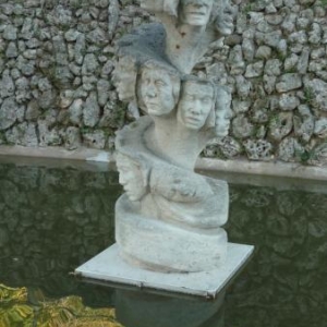 "Les Femmes en marche " ( sculpture moderne )