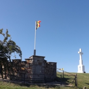 La croix centenaire et la tourelle d'observation