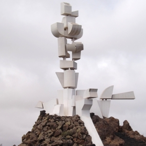 Monumento del Campesino : realise avec des reservoirs d'eau recuperes sur des bateaux de peche abandonnes. (Cesar MANRIQUE