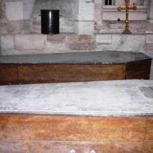 Cercueils en bois poses sur des treteaux