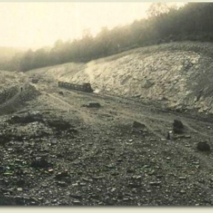 Le paysage a été fortement rénové, comme ici dans la vallée des mines d’ardoise vers 1908 (photo Lenzen)
